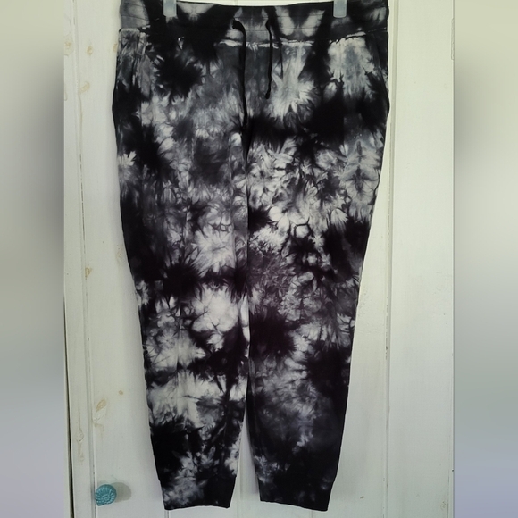 Torrid Everyday Tye Die Fleece Crop Active Jogger - Picture 5 of 9